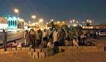 البحرينيون يصلّون في مواقع المساجد المهدّمة