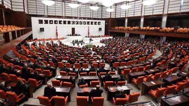 البرلمان التركي يفوض الجيش القيام بعمليات ضد &rsquo;داعش&rsquo; خارج الحدود.. وأوجلان يحذر من انهيار السلام بسقوط كوباني 