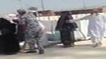 عسكري سعودي يعتدي بالضرب على حاج وزوجته