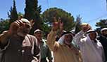 1500 غزّي في أحضان الأقصى.. لساعات