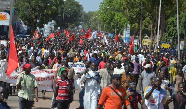 خلافات حول استلام السلطة بعد تنحي كومباوري في بوركينا فاسو