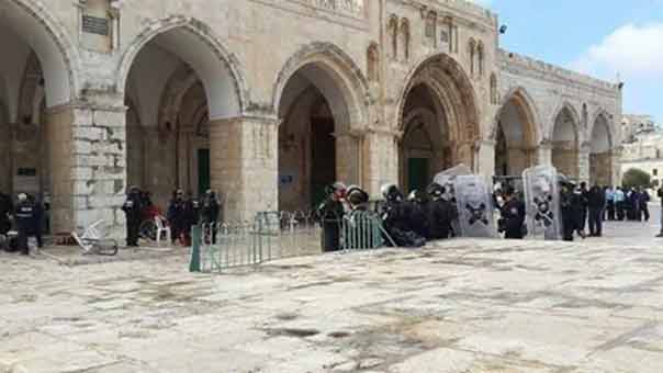  مواجهات في باحة المسجد الأقصى بين المصلين وشرطة العدو ووقوع اصابات