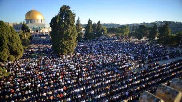 عشرات آلاف الفلسطينيين  يؤدون الصلاة في المسجد الاقصى 