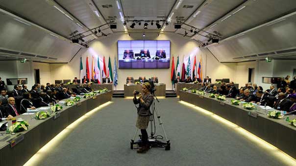 أوبك تقر الإبقاء على مستويات إنتاج النفط رغم تراجع سعره إلى أدنى مستوى بـ4 سنوات