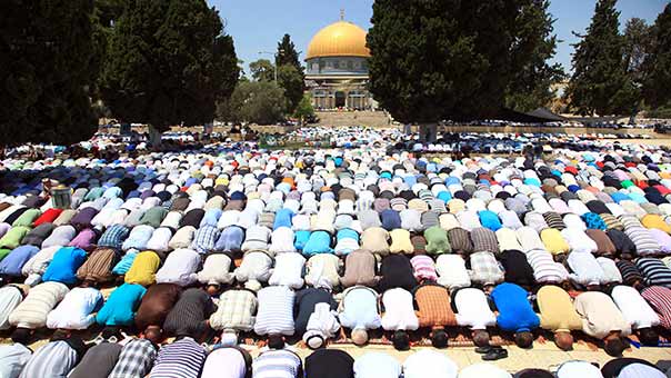 الإحتلال يسمح للفلسطينيين بالدخول إلى الأقصى.. وفرنسا تناقش الاعتراف بدولة فلسطين