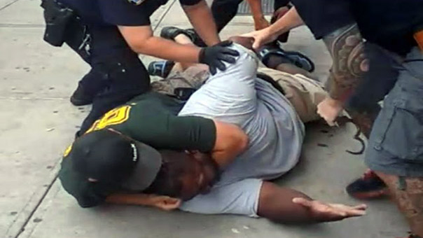 العنصرية الممنهجة تبرئ شرطياً ابيض  بعد قتله رجلا زنجيا في نيويورك 