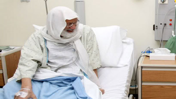 الشيخ عيسى قاسم .. جرح في الرأس وكسر في الرجل !
