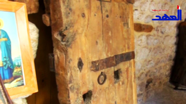 بالفيديو: أهالي معلولا يستعيدون باباً يفوق عمره الـ 1800 سنة
