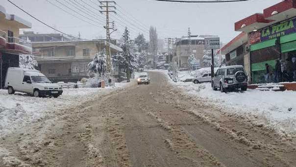 عصف &rsquo;زينة&rsquo; يتسع: لبنان يكتسي بالأبيض من جسر المدهون إلى أقاصي الجنوب.. وبلداته مقطعة الأوصال  