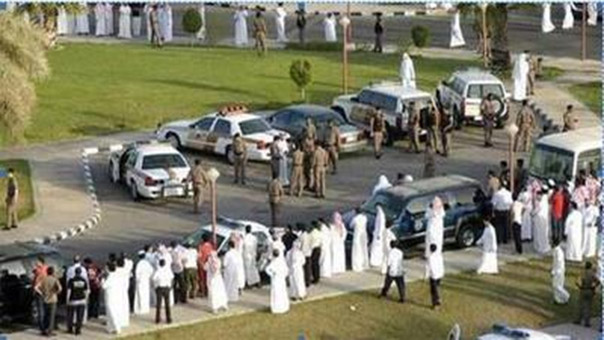 بعد جلده 50 جلدة من أصل 1000: الناشط السعودي المعتقل رائف بدوي يعاني من جروح 