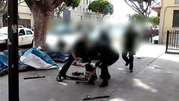 شرطة لوس أنجلوس تقتل بدم بارد مشرداً أعزل بعد صعقه! 