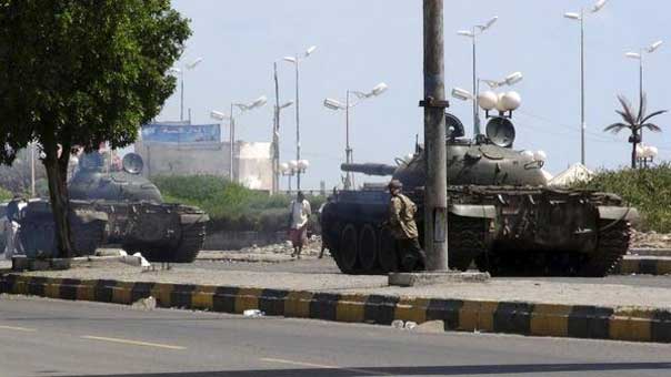 الجيش اليمني يحكم سيطرته على قصر &rsquo;المعاشيق&rsquo; الرئاسي بعدن ويستكمل تطهير خور مكسر