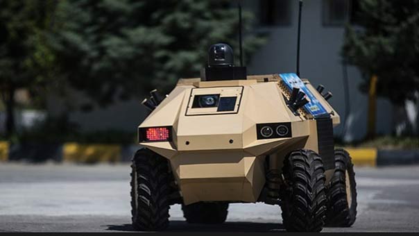 ايران تكشف عن روبوت حامل للصواريخ وأسلحة أخرى