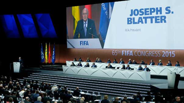 بلاتر رئيسا للفيفا لولاية خامسة بعد فوز سهل على خصمه الأردني في انتخابات زيوريخ