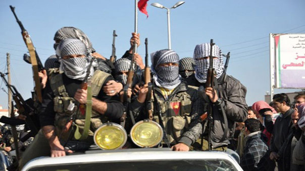 مقاتلو الوحدات الكردية على أبواب تل أبيض 