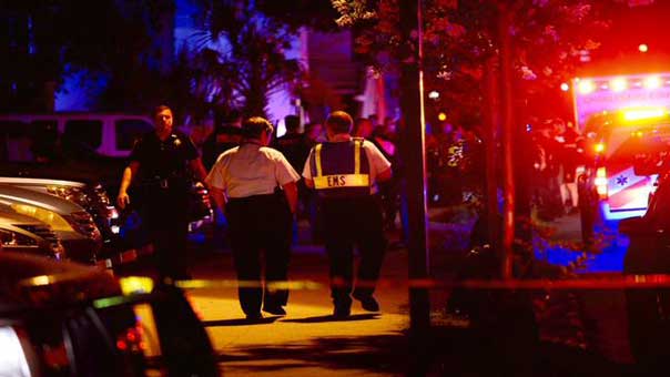 في بلاد الديمقراطية..مقتل 9 اشخاص بخلفية عنصرية بينهم سيناتور بسلاح رجل أبيض في أميركا