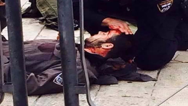 استشهاد شاب فلسطيني بعد طعنه شرطيين صهيونيين قرب باب العامود في القدس المحتلة