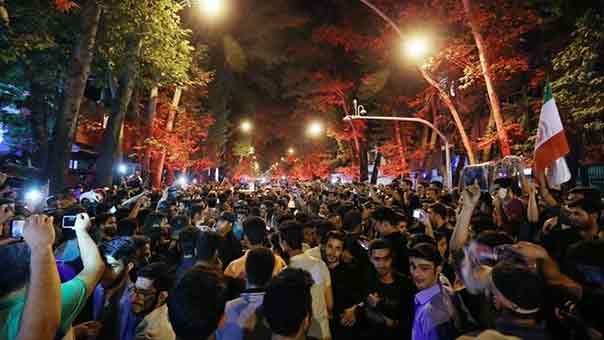 احتفالات عارمة تعم الشوارع الإيرانية ابتهاجاً بالاتفاق النووي