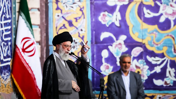 (صور+فيديو) الامام الخامنئي صبيحة عيد الفطر: استسلام ايران حلم لن تراه الادارة الأمريكية