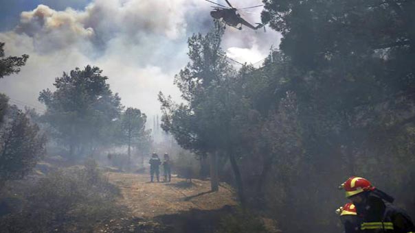 اليونان تكافح حرائق الغابات وفرنسا ترسل طائرات للمساعدة