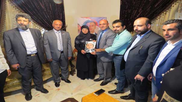 وفد من الفنانين والممثلين والإعلاميين يجول على عدد من أهالي شهداء الجيش والمقاومة بقاعاً
