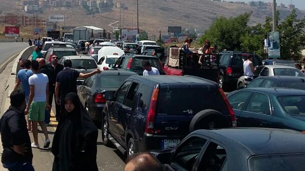 بالصور ..اقفال اوتوستراد الجية احتجاجاً على نقل نفايات بيروت الى اقليم الخروب 
