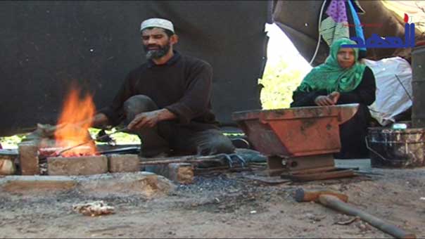 فلسطينية تعمل في الحدادة لمساعدة زوجها في إعالة عائلتها