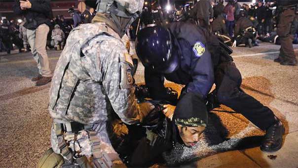 العنصرية الاميركية تابع... الشرطة تطلق النار على متظاهرين بذكرى مقتل شاب أسود في فيرغسون