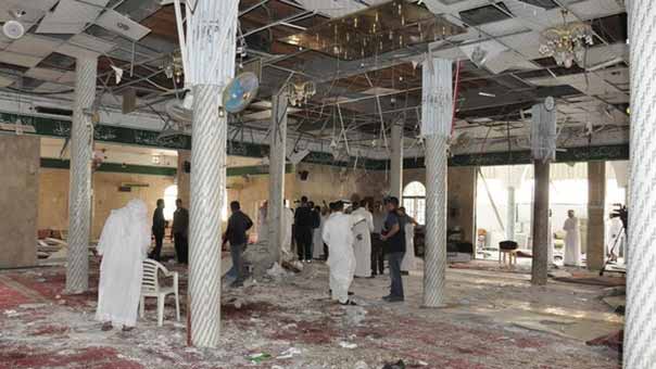 بعد غياب تام عن تفجيرات الدالوة والقديح والدمام..  بن نايف يزور أسر ضحايا هجوم أبها