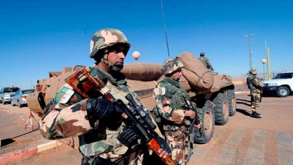 الجيش الجزائري يحبط إدخال 225 كلغ من المتفجرات وكمية من الأسلحة عند الحدود مع مالي