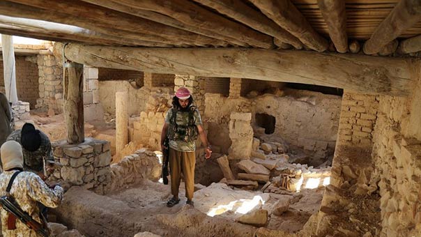 &rsquo;داعش&rsquo; يهدم دير مار اليان الاثري في حمص بالجرافات