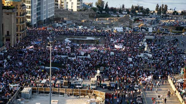 متظاهرو ساحة الشهداء يواصلون اضرابهم والقوى الامنية تعيد الهدوء الى ساحة رياض الصلح 