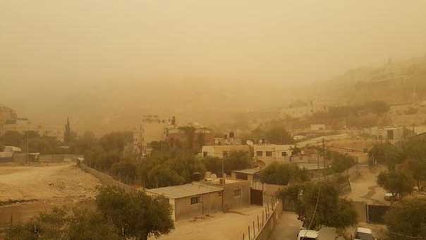 العاصفة الرملية حجبت الرؤية في الشرق الأوسط.. وحالات الاختناق بالعشرات