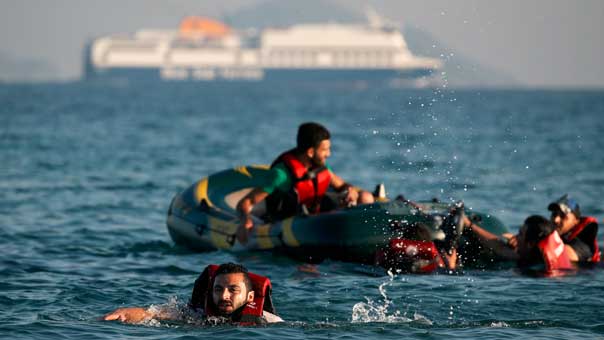 لماذا تغذي دول الخليج الحرب السورية.. وتوصد أبوابها بوجه اللاجئين؟