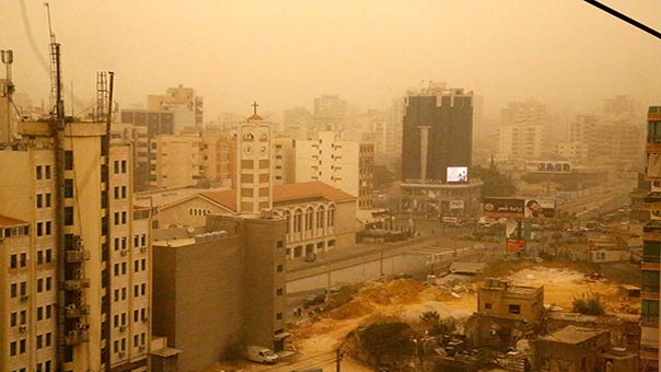 العاصفة الرملية تبلغ ذروتها اليوم وتحذيرات من تداعياتها على الصحة العامة