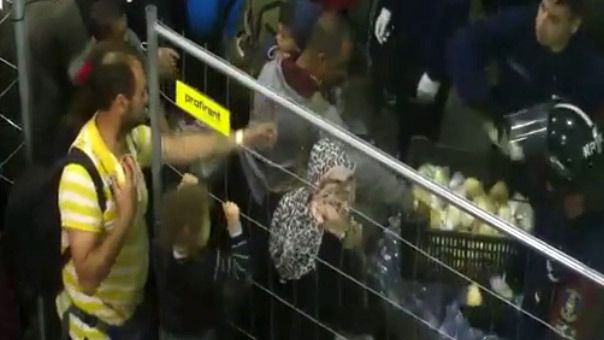 أقفاص العنصرية في المجر تستغل عَوَز اللاجئين