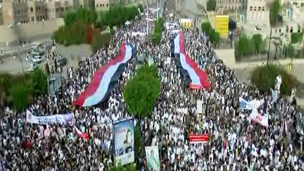 مظاهرات حاشدة في صنعاء رفضا لقرار السعودية منع اليمنيين من أداء الحج