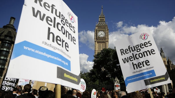 قضية اللاجئين تُشعِل الشارع الاوروبي وتَقْسِمه بين مؤيد ومعارضٍ لاستقبالهم