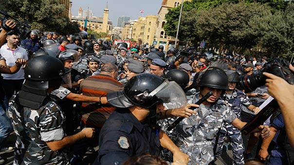 مواجهات بين القوى الأمنية ونشطاء الحراك المدني بالتزامن مع طاولة الحوار