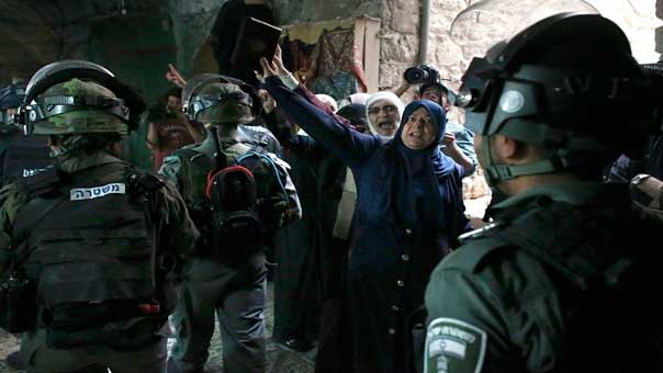 شرطة الاحتلال تواصل اعتداءاتها على المصلين لليوم الرابع