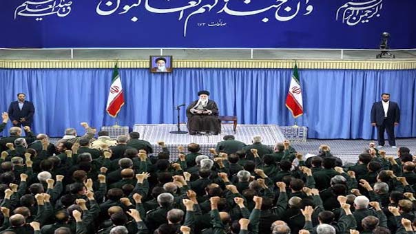 الإمام الخامنئي يدعو إلى التصدي لتغلغل العدو الأمني والسياسي والاقتصادي في ايران