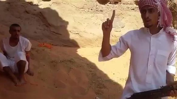 سعودي يبايع &rsquo;داعش&rsquo; ويقتل مدنييَن وعسكرييَن شمال البلاد