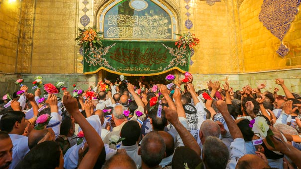 بالصور.. هكذا احتفل عشاق الإمام علي (ع) بعيد الغدير عند مقامه في النجف الأشرف