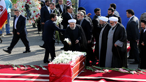 روحاني في استقبال 104 شهداء من كارثة مِنى: يجب معرف أسباب الكارثة وإذا لزم الأمر سنستفيد من قدرتنا وقوتنا (مصوّر)