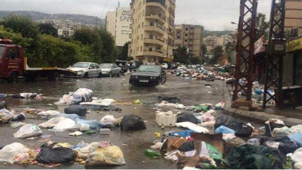 أول غيث الأمطار.. فيضانات في الطرقات ونفايات تسبح في شوارع بيروت