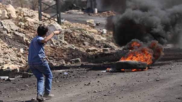  مواجهات في البريج والخليل والقدس بين الفلسطينيين وقوات الاحتلال