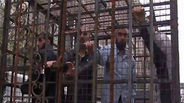 إرهابيو &rsquo;علوش&rsquo; يضعون المدنيين بأقفاص حديدية ويستخدمونهم دروعًا بشرية