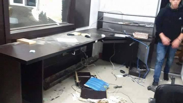 العدو يغلق إذاعة فلسطينية في الخليل بالقوة ويعتقل فلسطينيين في الضفة والقدس