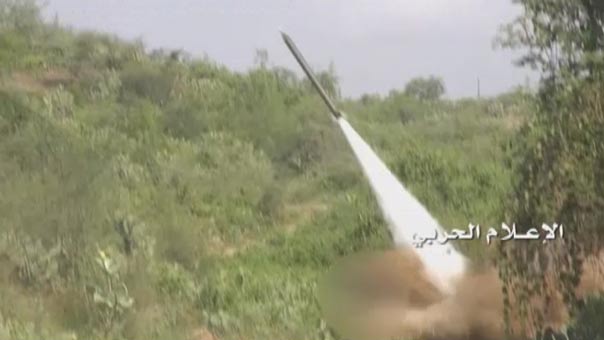 بالفيديو: الجيش اليمني يقصف مواقع عسكرية سعودية في جيزان وعسير