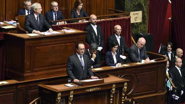 التحقيقات بهجمات باريس مستمرة.. وهولاند يطلب من البرلمان تمديد &rsquo;الطوارئ&rsquo;